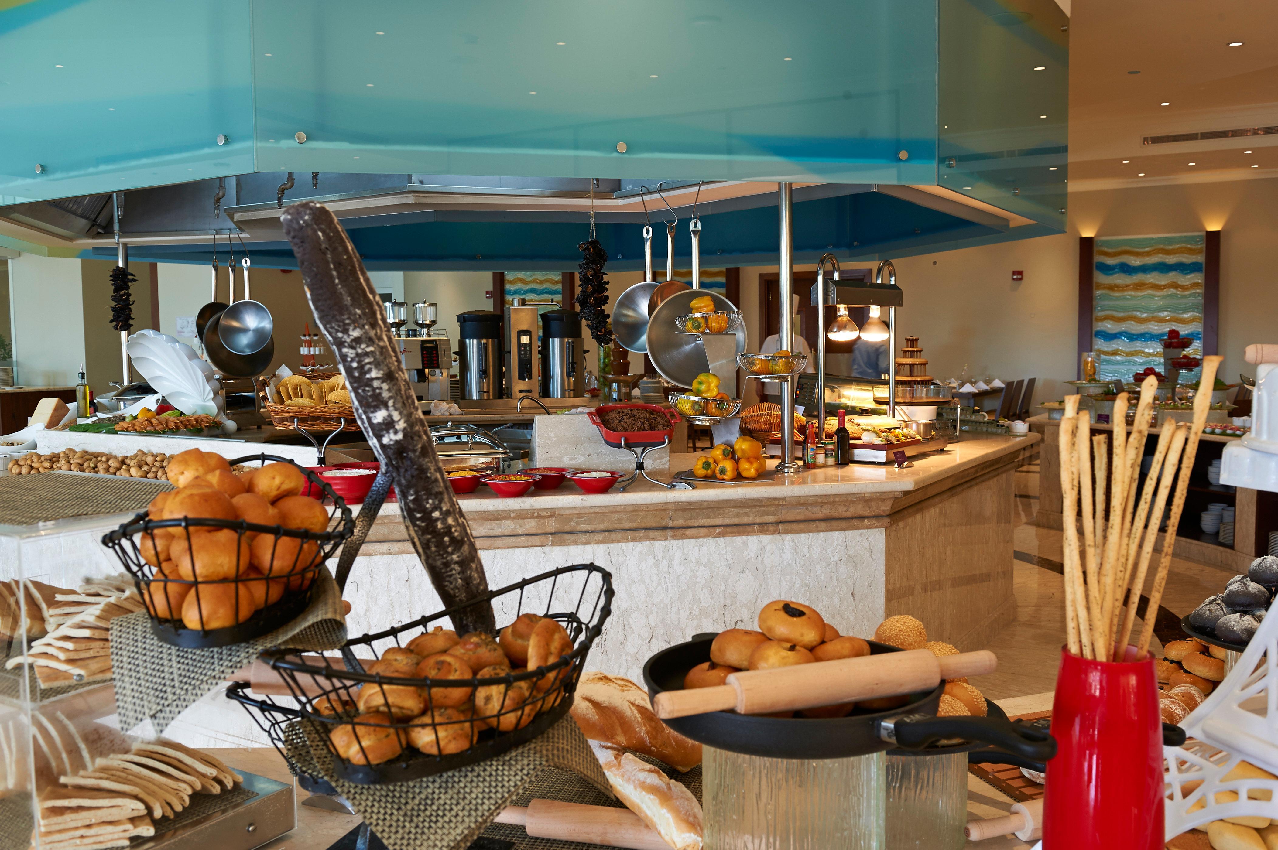 คราวน์ พลาซา จอร์แดน เดดซี รีสอร์ต แอนด์ สปา Hotel Sweimeh ภายนอก รูปภาพ A buffet at a hotel