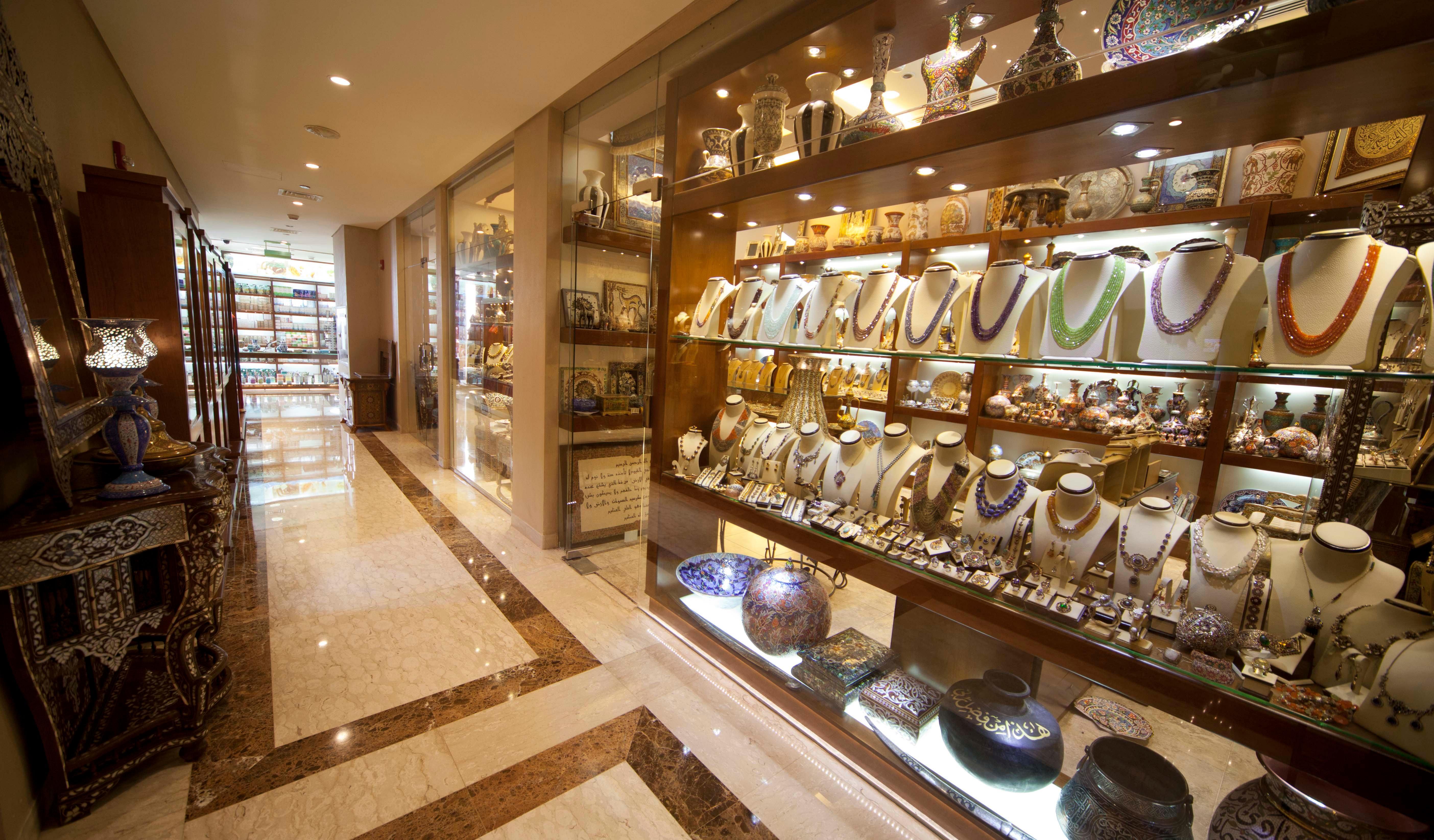 คราวน์ พลาซา จอร์แดน เดดซี รีสอร์ต แอนด์ สปา Hotel Sweimeh ภายนอก รูปภาพ The interior of a jewellery store