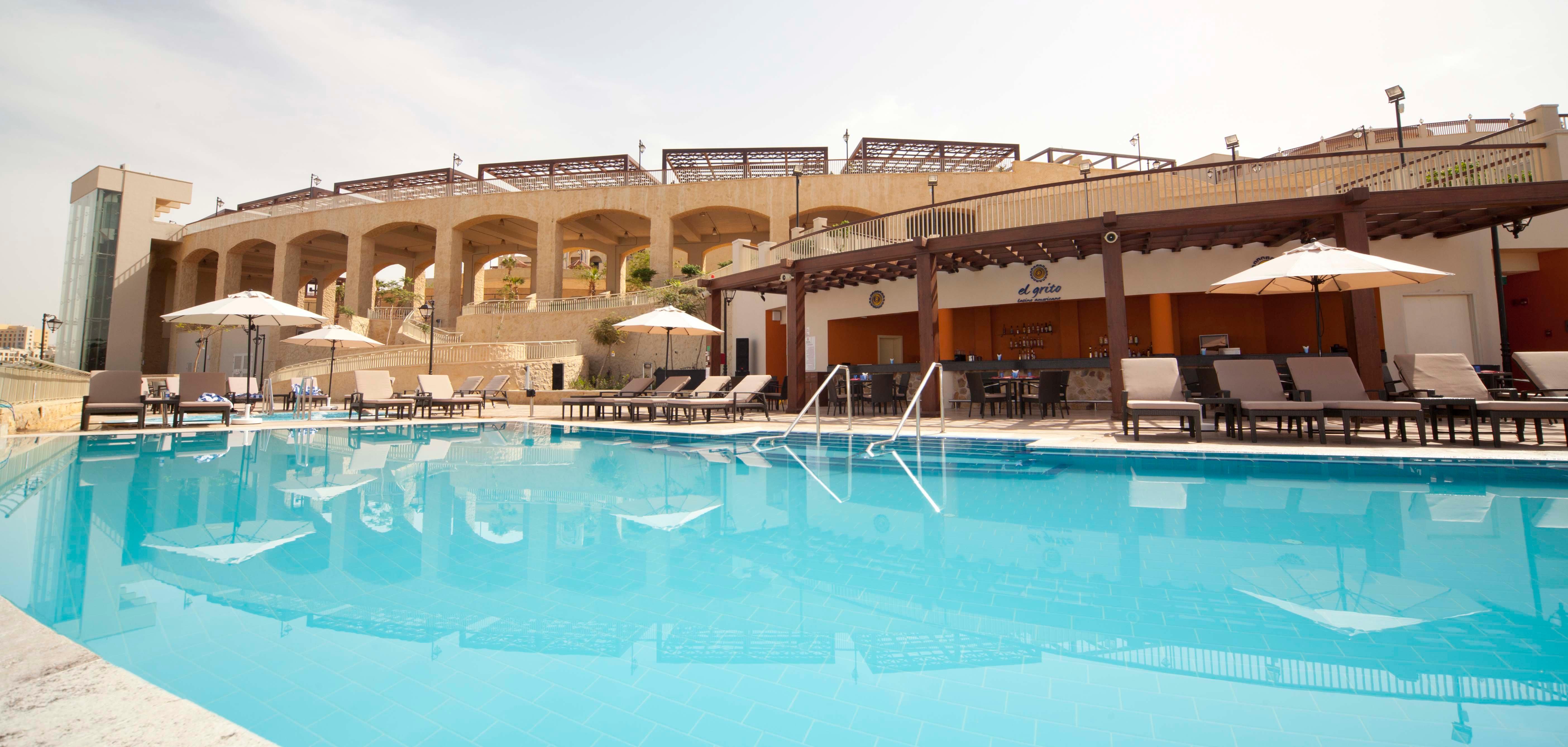 คราวน์ พลาซา จอร์แดน เดดซี รีสอร์ต แอนด์ สปา Hotel Sweimeh ภายนอก รูปภาพ The pool at the Kempinski Hotel, Amman