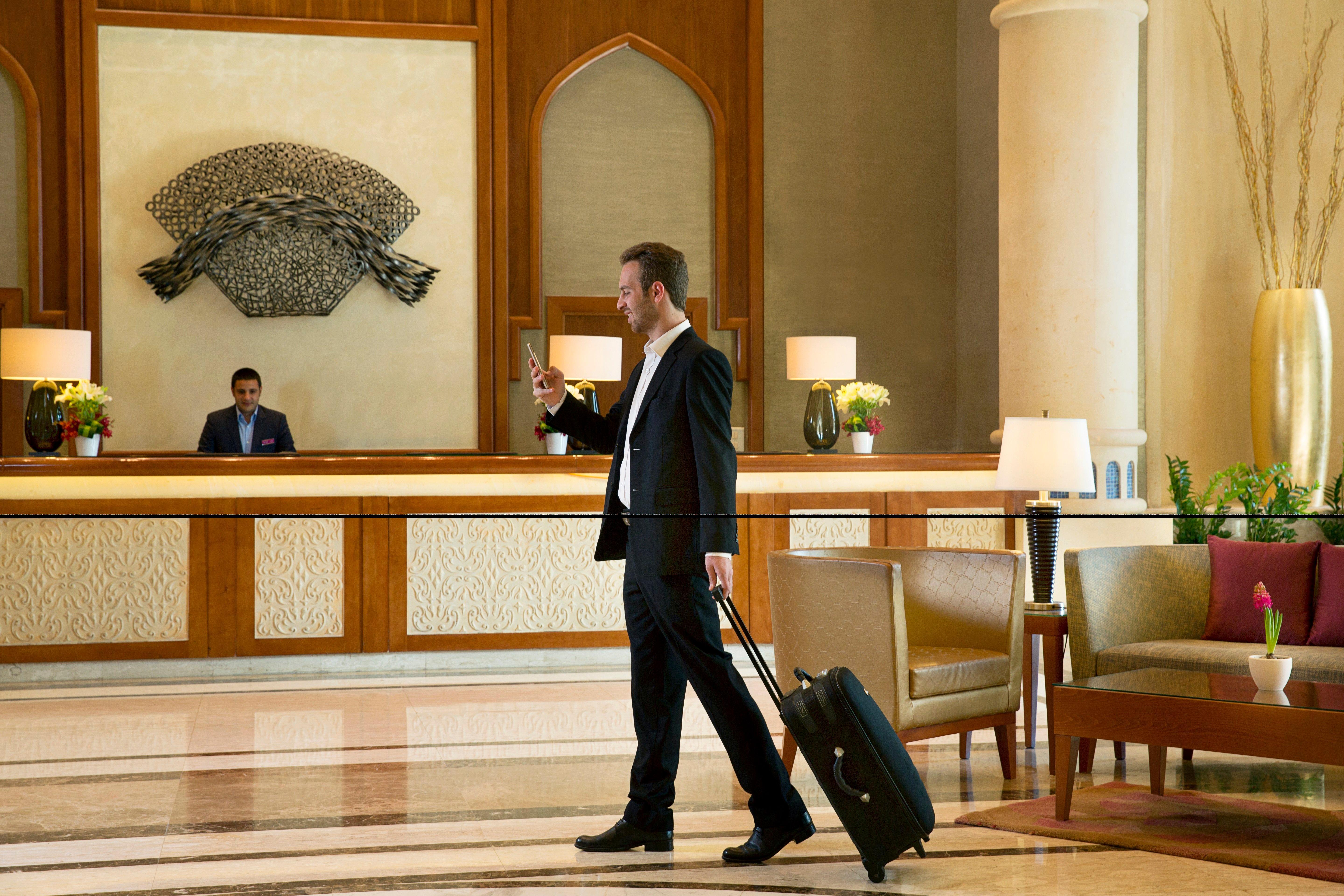 คราวน์ พลาซา จอร์แดน เดดซี รีสอร์ต แอนด์ สปา Hotel Sweimeh ภายนอก รูปภาพ A guest checking in at a hotel