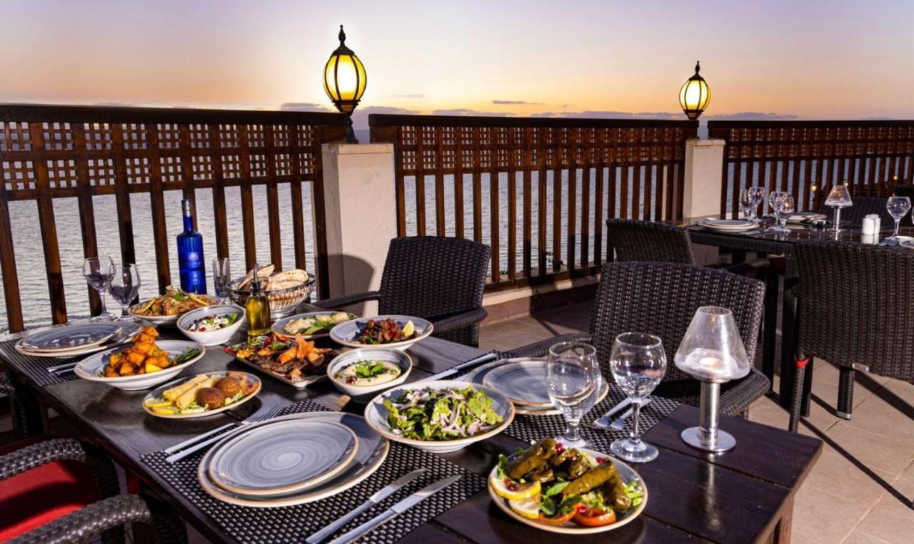 คราวน์ พลาซา จอร์แดน เดดซี รีสอร์ต แอนด์ สปา Hotel Sweimeh ภายนอก รูปภาพ A selection of Lebanese cuisine