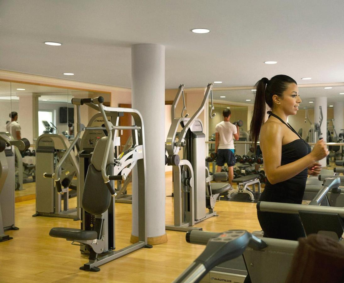 คราวน์ พลาซา จอร์แดน เดดซี รีสอร์ต แอนด์ สปา Hotel Sweimeh ภายนอก รูปภาพ A woman working out in a gym