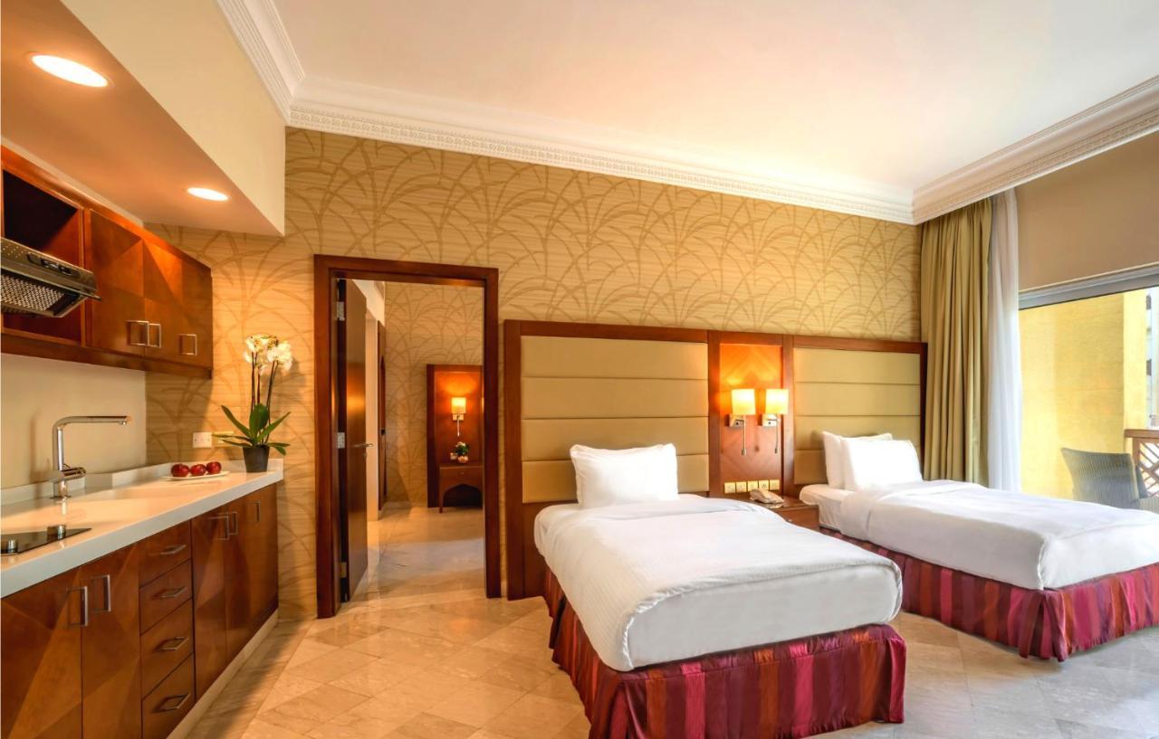 คราวน์ พลาซา จอร์แดน เดดซี รีสอร์ต แอนด์ สปา Hotel Sweimeh ภายนอก รูปภาพ A typical hotel room