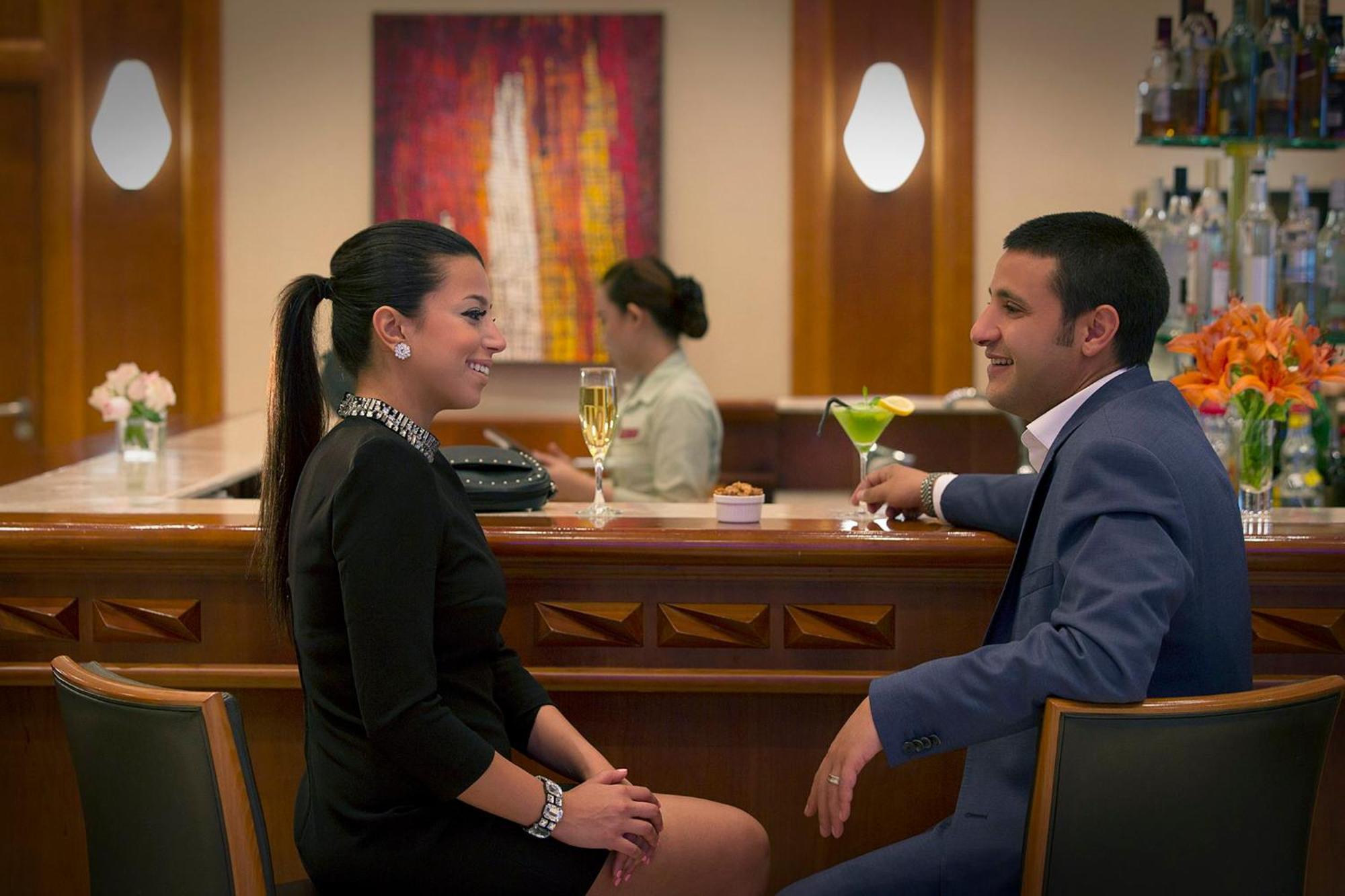 คราวน์ พลาซา จอร์แดน เดดซี รีสอร์ต แอนด์ สปา Hotel Sweimeh ภายนอก รูปภาพ A couple at the bar