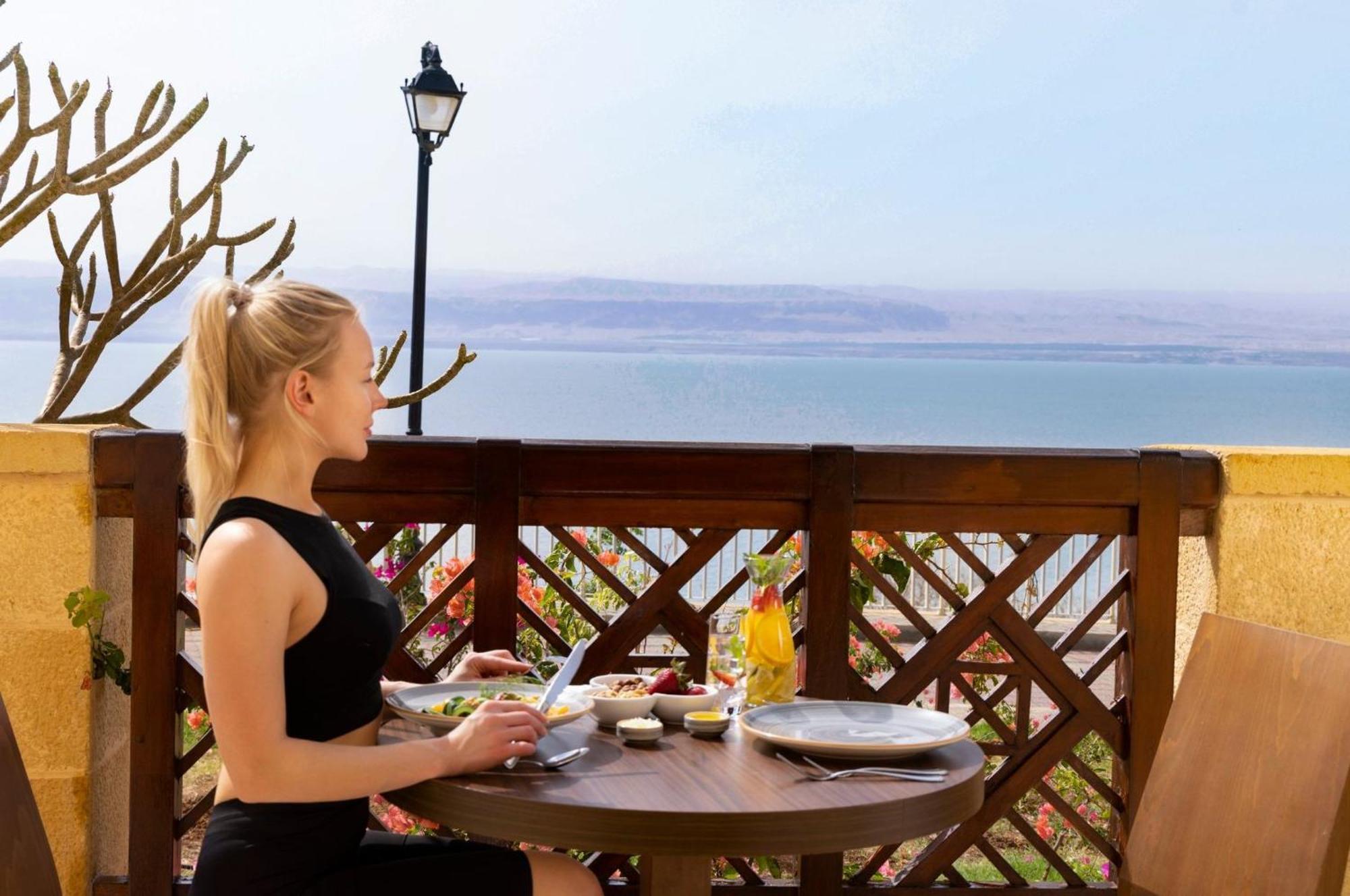 คราวน์ พลาซา จอร์แดน เดดซี รีสอร์ต แอนด์ สปา Hotel Sweimeh ภายนอก รูปภาพ Dead Sea Resort
